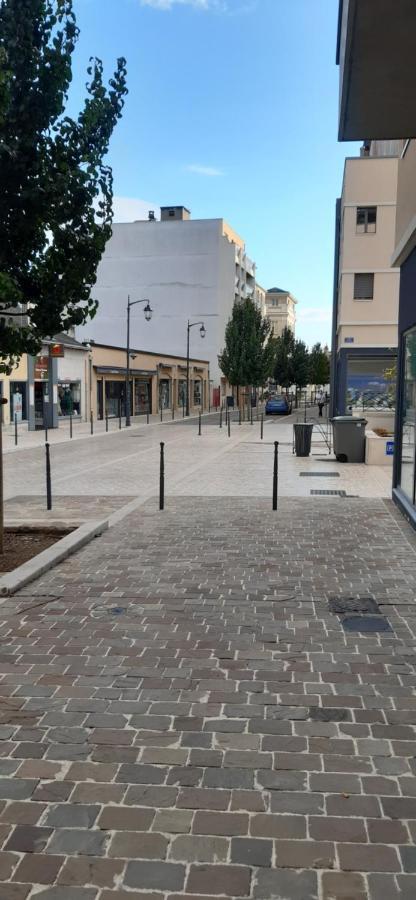 Studio Hyper Centre Avec Balcon Apartment Chateauroux Exterior photo